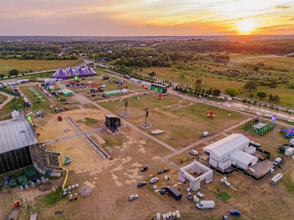 Łódź. Miasteczko festiwalowe gotowe na Łódź Summer Festival 2025. Te zdjęcia mówią wszystko! [ZDJĘCIA]