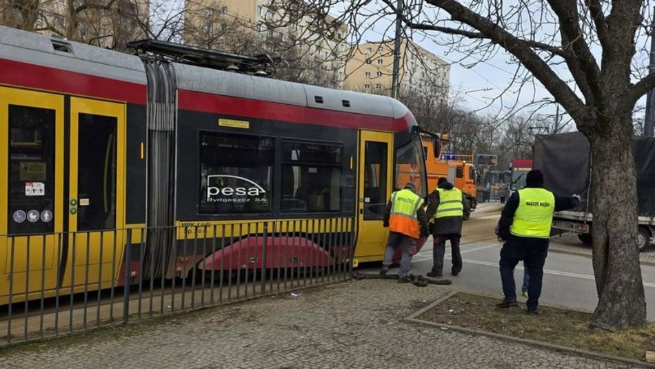 Łódź. Zderzenie tramwaju MPK Łódź z samochodem