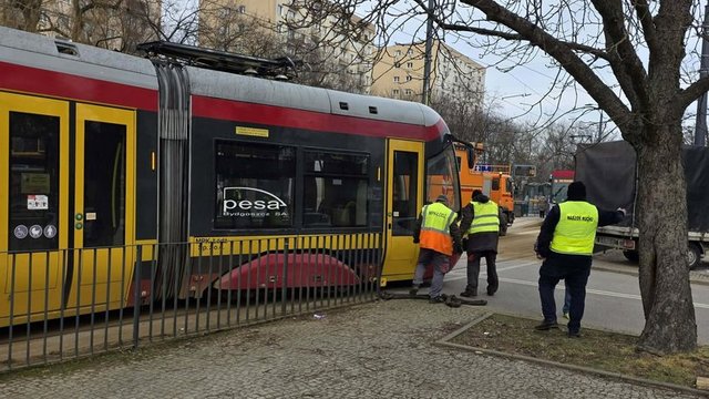 Zderzenie tramwaju MPK Łódź z samochodem. Koniec utrudnień w ruchu na Retkini [SZCZEGÓŁY]