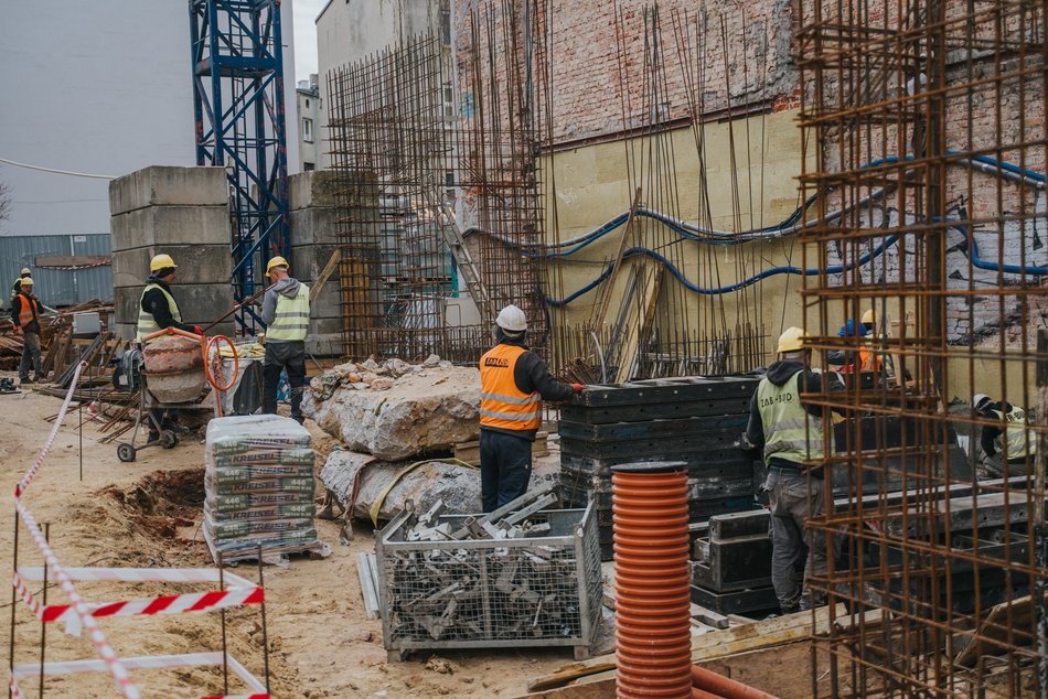 Łódź. Odbudowa zawalonej kamienicy przy Rewolucji w Łodzi. Widać już nowe ściany i piętra