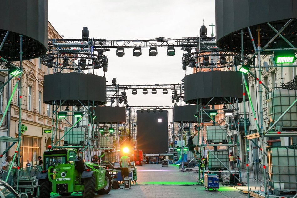 Łódź. Parada Wolności 2025 w Łodzi tuż tuż. Zobacz, jak powstaje scena przy placu Wolności [ZDJĘCIA]