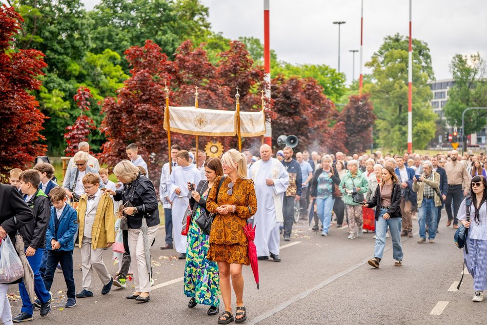 Łódź. Boże Ciało w Łodzi. Procesja z kościoła Matki Boskiej Zwycięskiej przeszła ulicami miasta