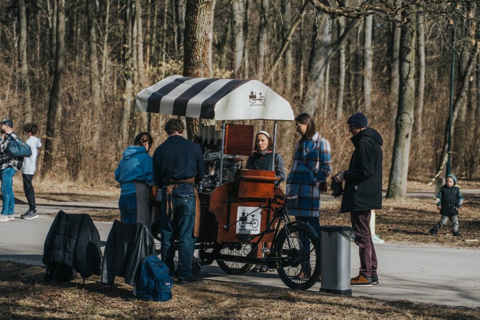 Łódź. Dobra pogoda w Łodzi sprzyja spacerowaniu! Tłumy w Parku na Zdrowiu w Łodzi