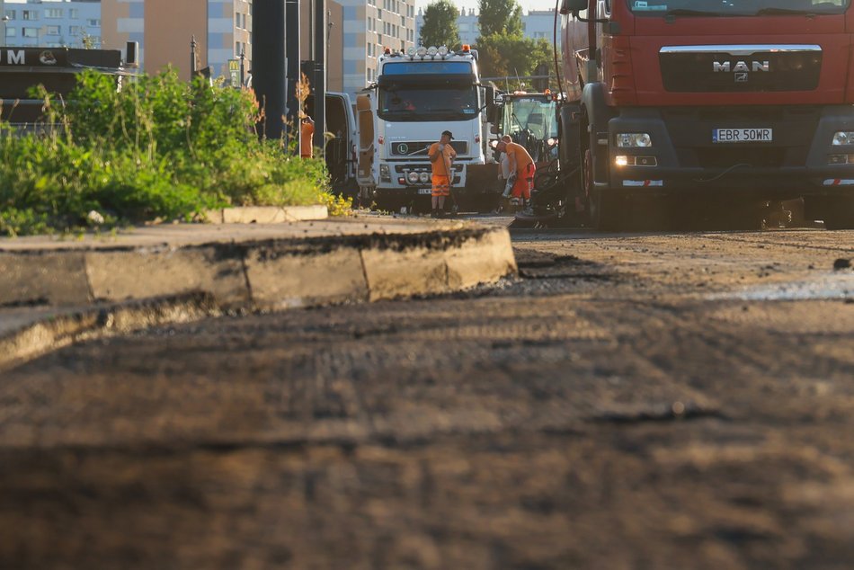 Łódź. Wieczorny remont Rokicińskiej w Łodzi. Kiedy drogowcy położą nowy asfalt?