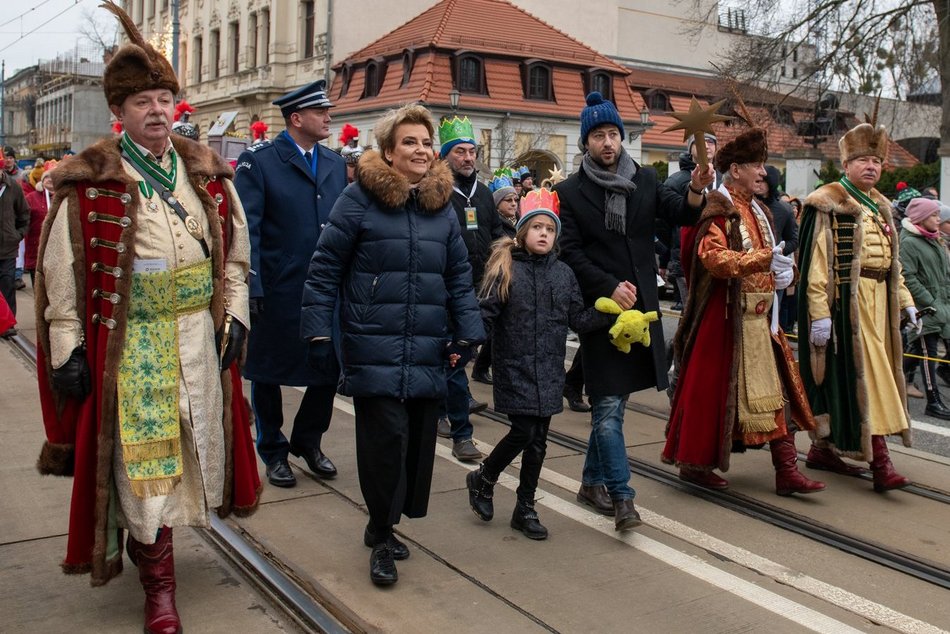 Orszak Trzech Króli w Łodzi. Tłumy łodzian świętowały w kolorowym pochodzie [ZDJĘCIA]