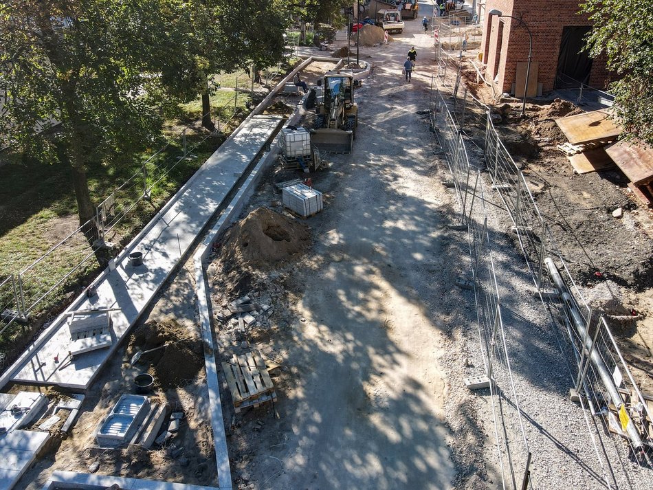 Plac Komuny Paryskiej przechodzi metamorfozę. Koniec z zaniedbanym zaułkiem