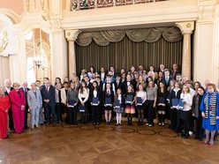 Łódź. Stypendia dla wybitnych uczniów z Łodzi i regionu przyznane. Nagrodzeni także nauczyciele