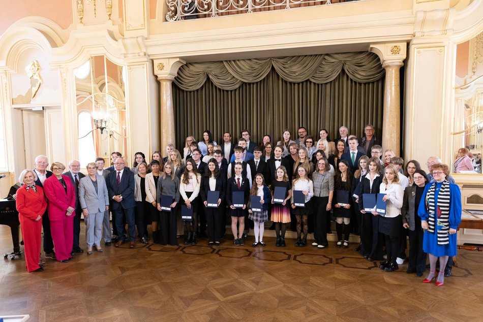 Łódź. Stypendia dla wybitnych uczniów z Łodzi i regionu przyznane. Nagrodzeni także nauczyciele