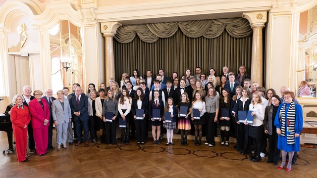 Stypendia dla wybitnych uczniów z Łodzi i regionu przyznane. Nagrodzeni także nauczyciele [ZDJĘCIA]