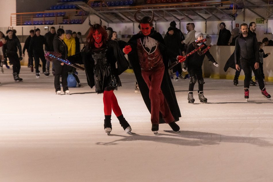 Łódź. Halloween na lodowisku Bombonierka w Łodzi. Królestwo duchów i zjaw na lodzie