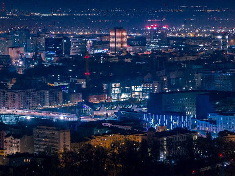 Rondo Solidarności w Łodzi nocą zachwyca! Z tej perspektywy go nie znasz