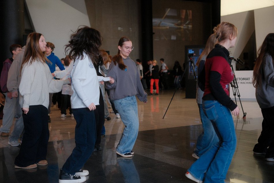 Łódź. Licealiści z Łodzi zatańczyli Belgijkę! Wielkie świętowanie Międzynarodowego Dnia Licealisty