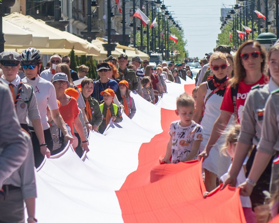 Łódź biało-czerwona. Ulicami miasta przeszedł marsz z okazji Dnia Flagi Rzeczypospolitej Polskiej