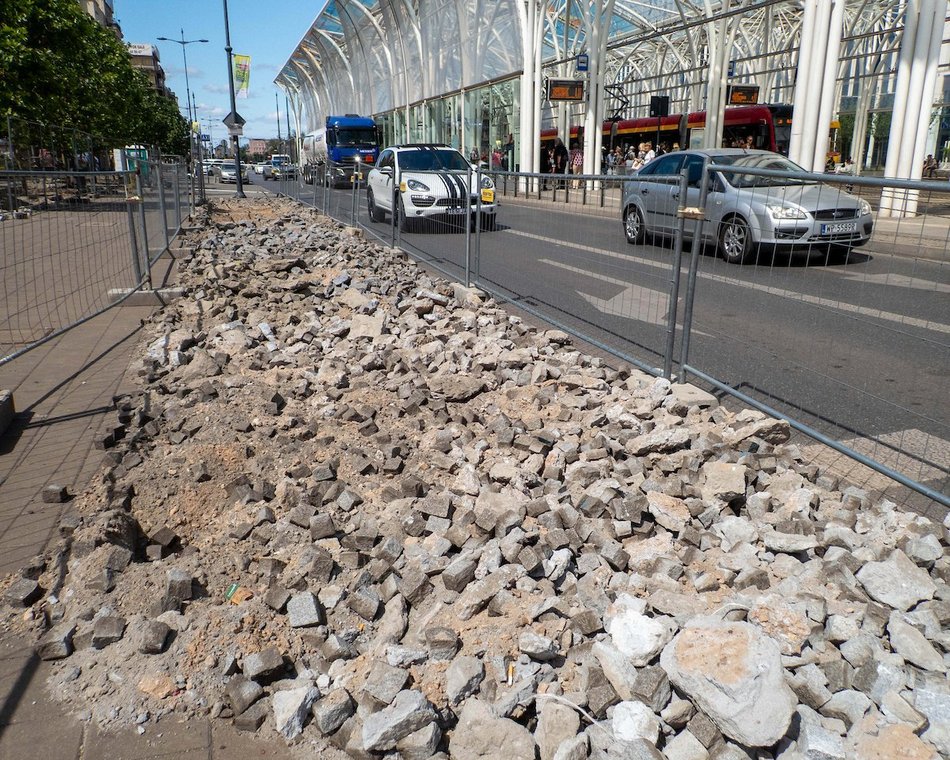 Łódź. Stajnia Jednorożców w Łodzi cała w zieleni! Zamiast betonu będą drzewa i barwne rabaty!