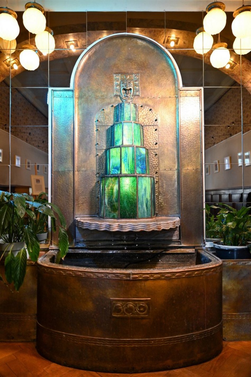 Łódź. Tajemnice ukrytych fontann i zdrojów w Łodzi. Lwie głowy i szklane kaskady w pałacach fabrykantów