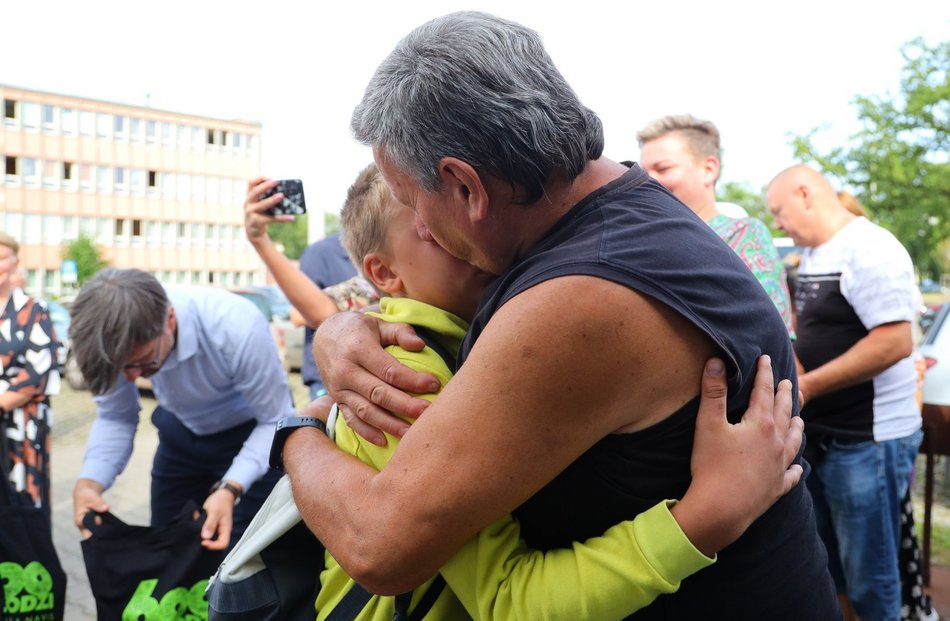 Rodzice żegnają dzieci przed wyjazdem na kolonie miejskie w Łodzi