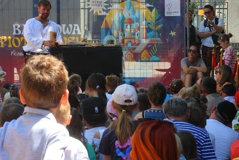 Baśniowa Piotrkowska w Pasażu Róży skradła uwagę dzieci. Tłumy na spektaklu