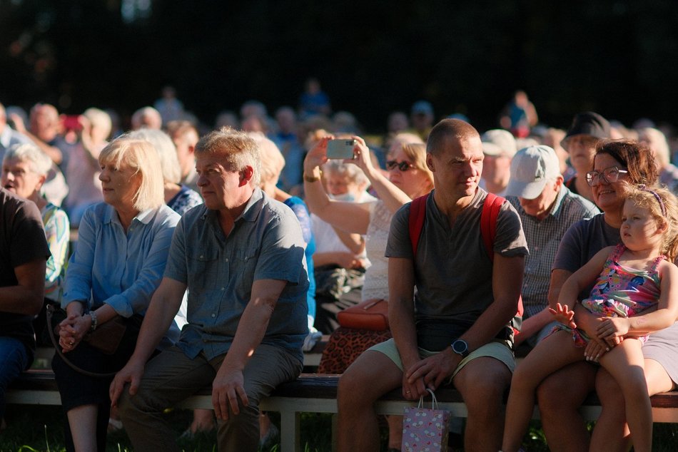 Łódź. Morskie opowieści w parku Julianowskim w Łodzi. Koncert zespołu Kapitan Thorn