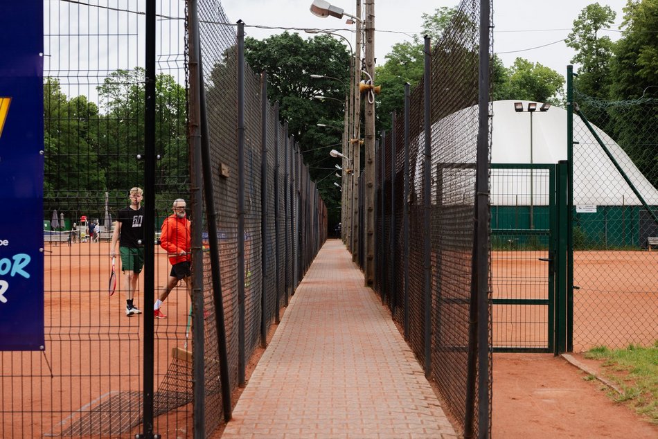 Łódź. Budowa nowoczesnego kortu tenisowego w Łodzi. Tybuny i podwieszany taras w Parku Poniatowskiego