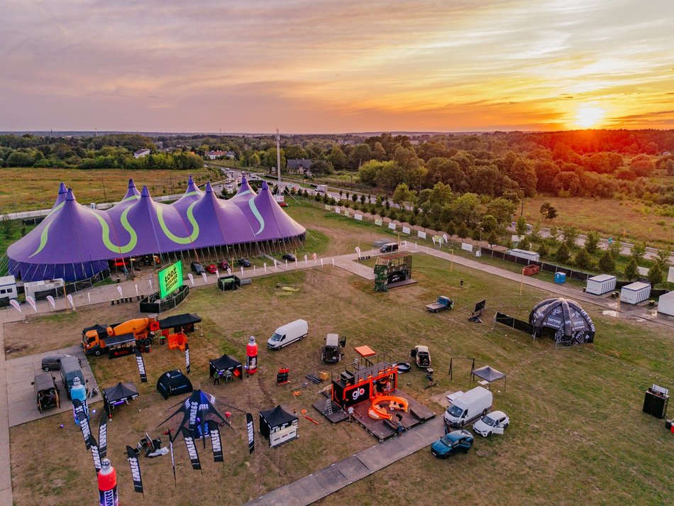 Łódź. Miasteczko festiwalowe gotowe na Łódź Summer Festival 2025. Te zdjęcia mówią wszystko! [ZDJĘCIA]