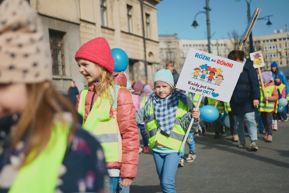 Łódź. Światowy Dzień Autyzmu. Przedszkolaki przemaszerowały Piotrkowską!