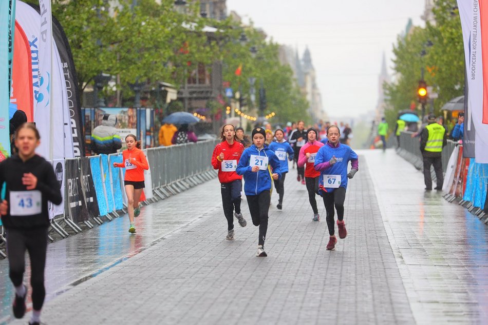 Mini Bieg Ulicą Piotrkowską w Łodzi w deszczu. To nie zepsuło jednak imprezy