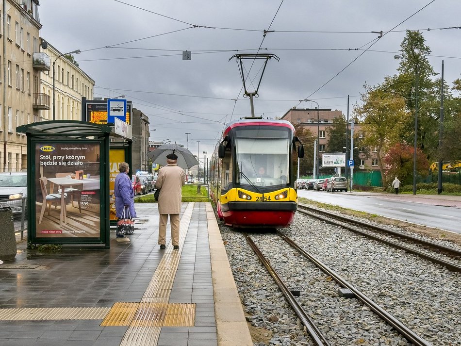 Łódź. Tramwaj MPK Łódź na przystanku