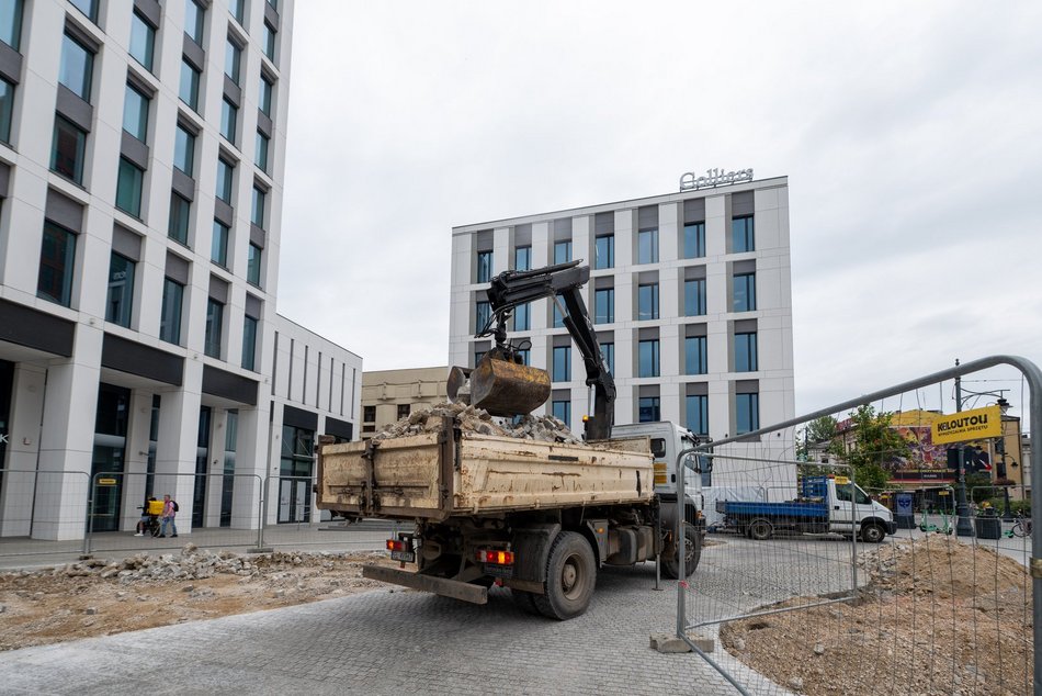 Łódź. Zielona oaza przy Stajni Jednorożców w Łodzi. Niemal 2 tysiące mkw. odbetonowanej powierzchni