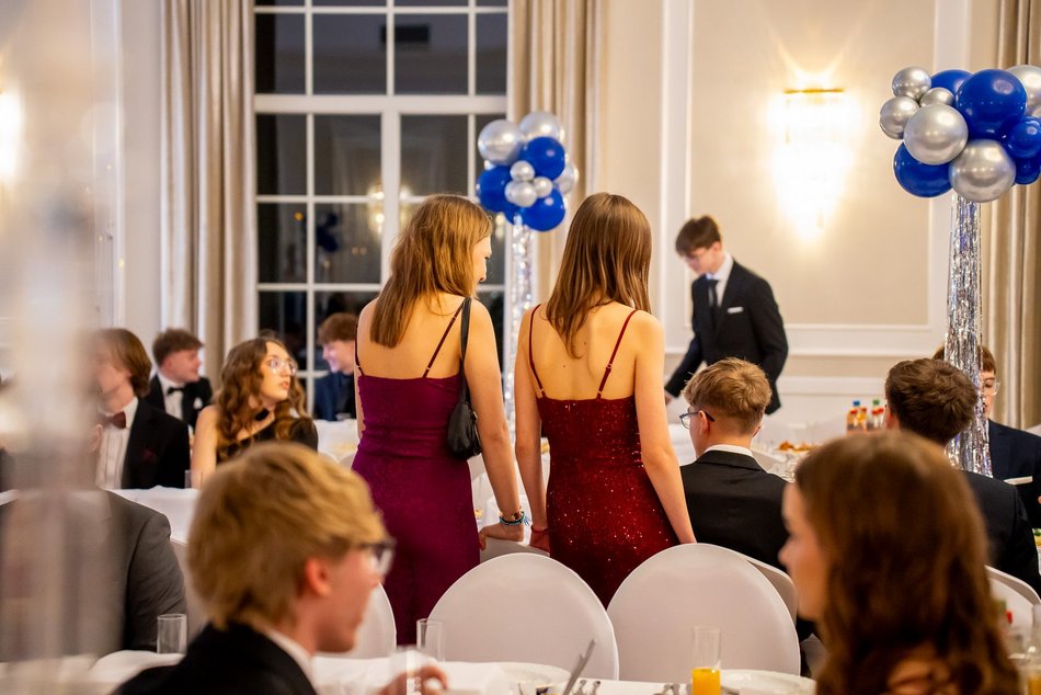 Łódź. Studniówka IV LO w Łodzi. Kreacje, które zapierały dech i radość na twarzach młodzieży