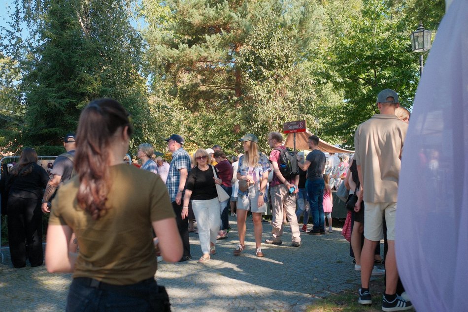 Łódź. Targ Staroci na Księżym Młynie w Łodzi. Unikatowe przedmioty, ceramika, biżuteria i tłumy łodzian