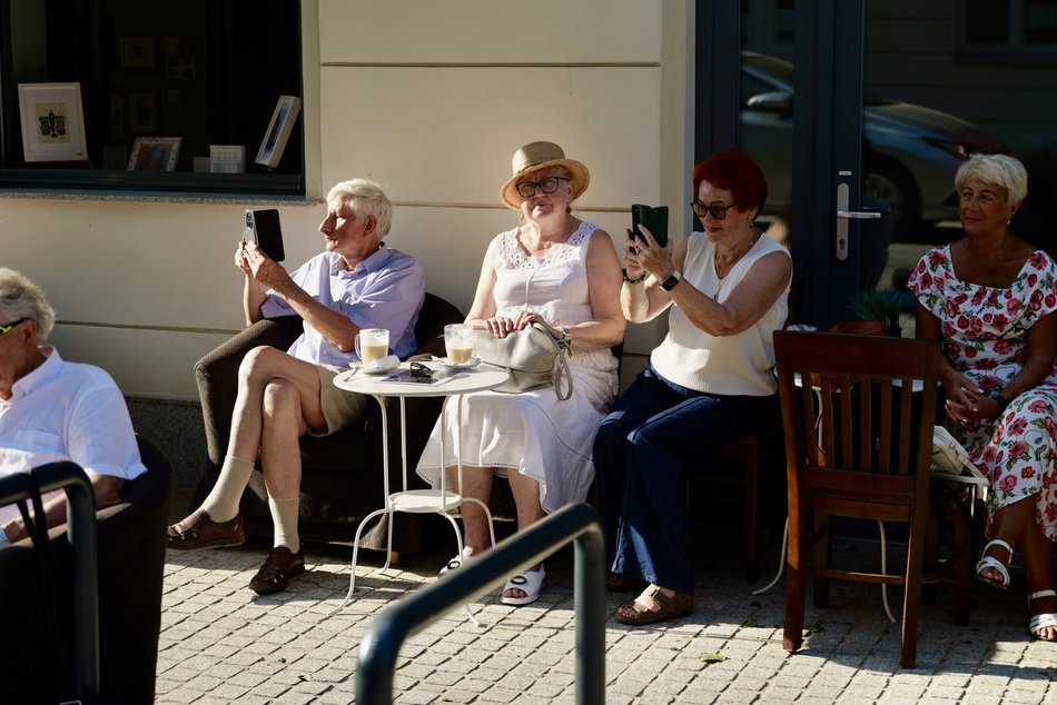 Łódź. Włókiennicza Unplugged w Łodzi. Duet „Two of As” zachwycił mieszkańców ulicy i przechodniów