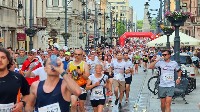 Bieg Ulicą Piotrkowską Rossmann Run 2024. Brałeś udział w biegu? Odszukaj się na zdjęciach [ZDJĘCIA]