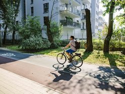 Rowerzysta na drodze rowerowej w Łodzi