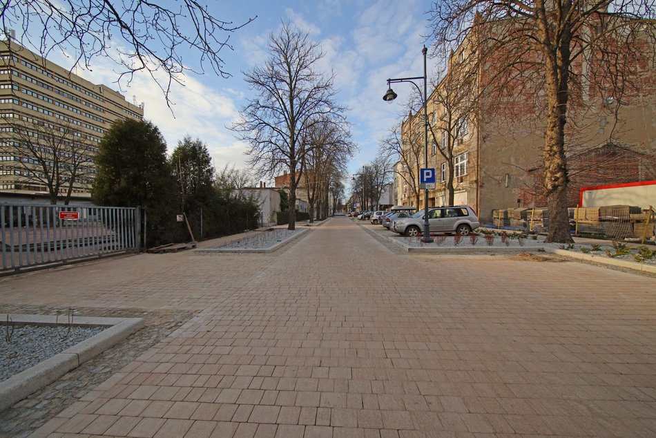 Najdłuższy woonerf w Łodzi gotowy! Na Strzelców Kaniowskich trwają ostatnie prace wykończeniowe