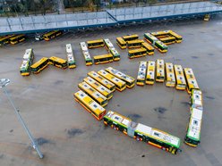 autobusy ustawione w kształt serca