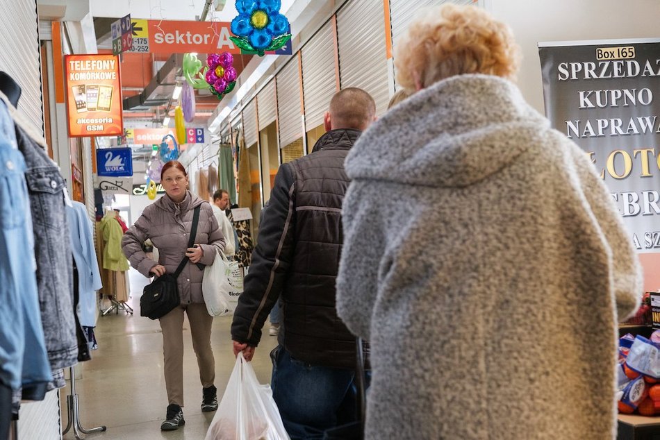 Łódź. Przedświąteczne zakupy na Rynku Bałuckim