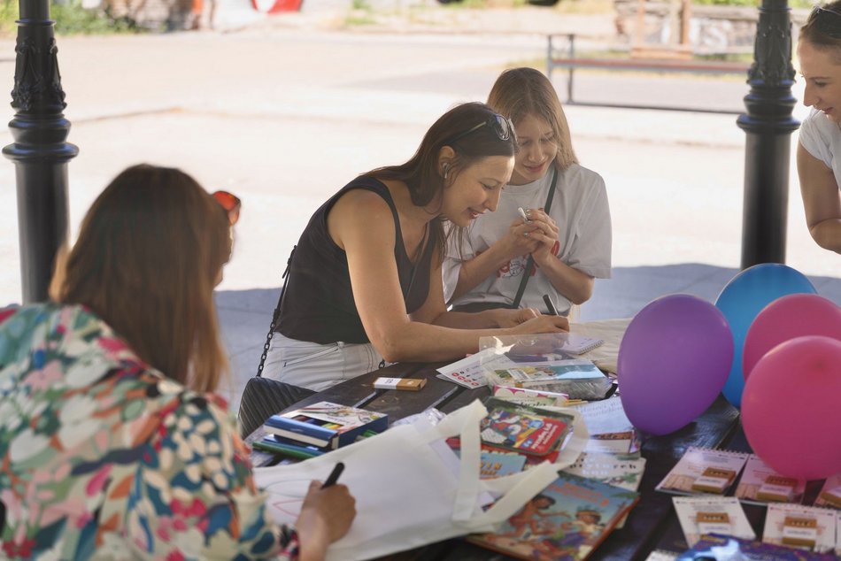 Łódź. Biblioteka w plenerze. Wyjątkowy cykl rozpoczęty w parku Staromiejskim w Łodzi