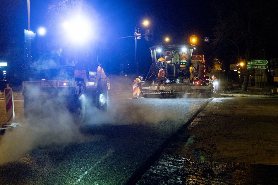Łódź. Nocne prace w Nowosolnej