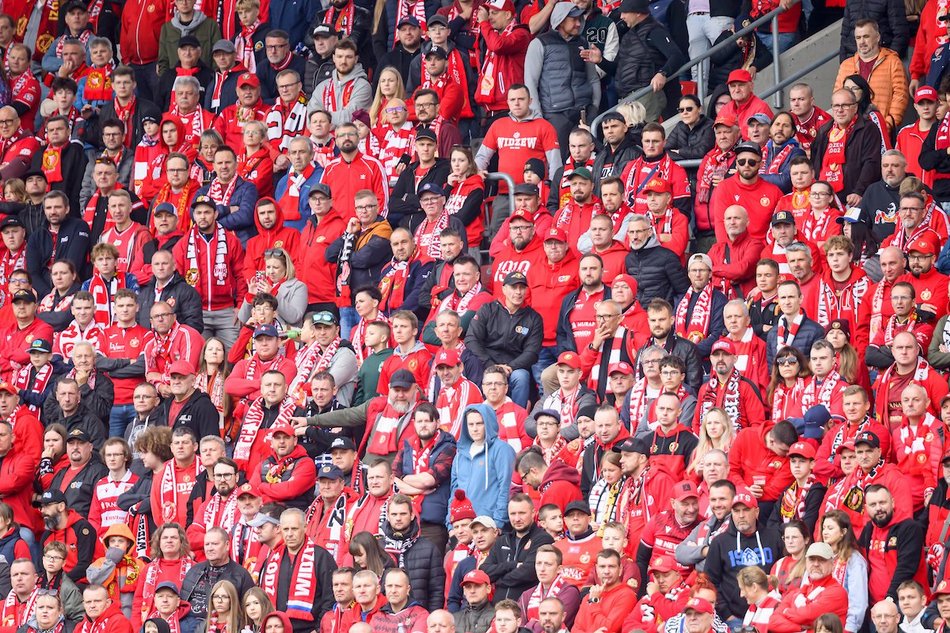 Łódź. Kibice na meczu Widzewa Łódź z Rakowem Częstochowa