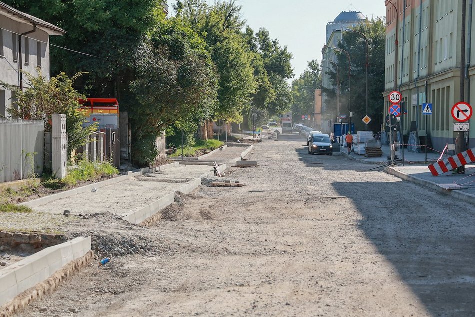 Łódź. Remont Organizacji WiN w Łodzi. Po pierwszych rozbiórkach czas na prace brukarskie