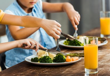 Bezpłatne posiłki dla dzieci - LightFieldStudios/envato.com