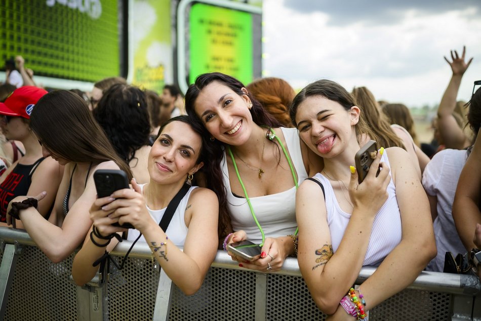 Tłumy fanek Louisa Tomlinsona przed wejściem na Łódź Summer Festival 2025