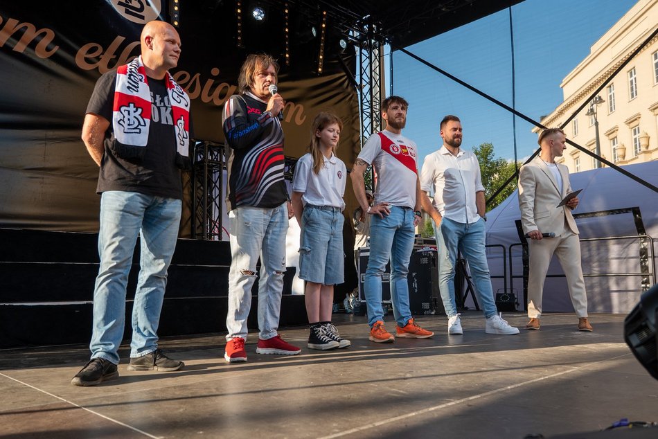 ŁKS Łódź zaprezentował skład na placu Wolności! Byłeś/aś tam? Odszukaj się w galerii