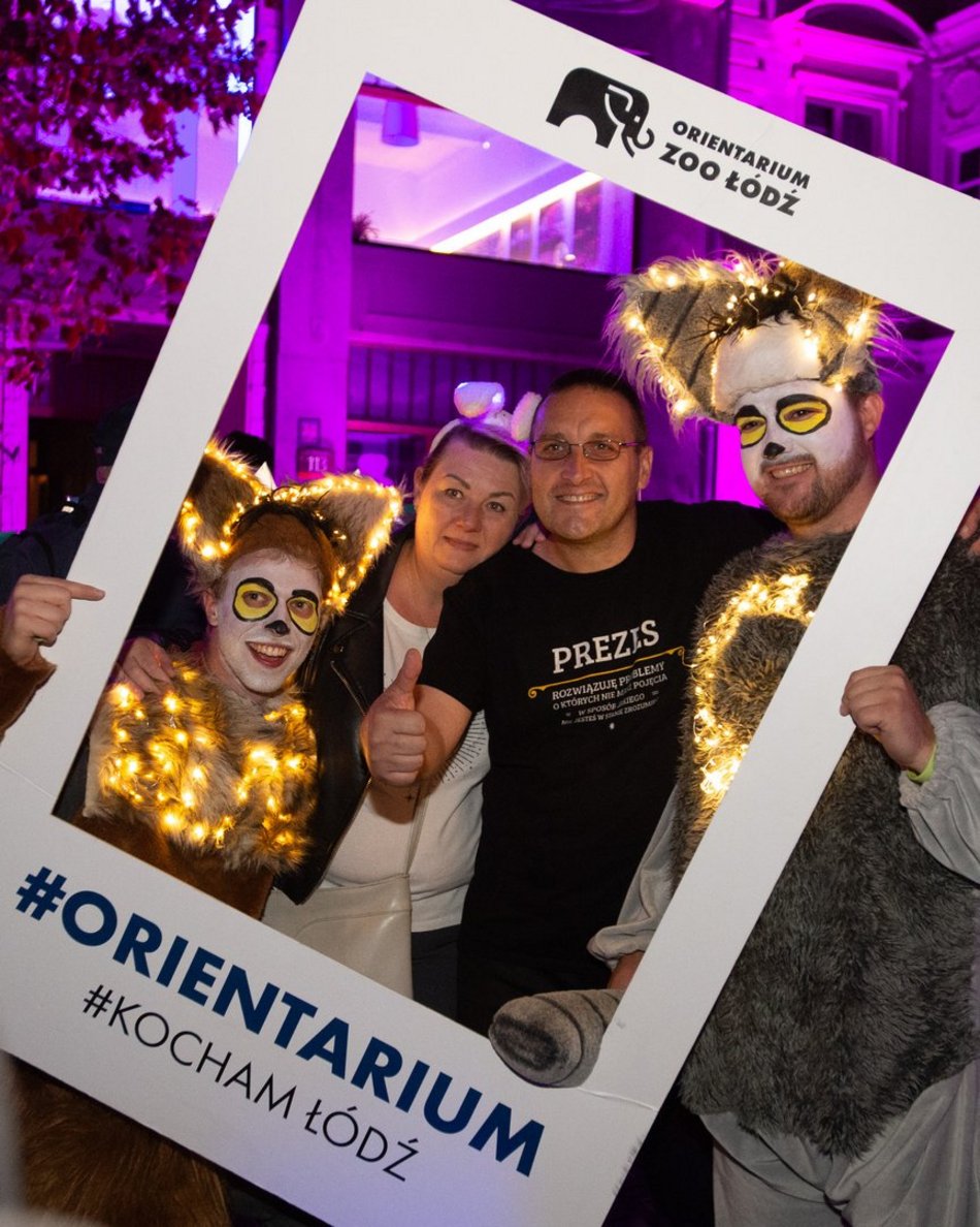 ludzie na festiwalu światła w Łodzi