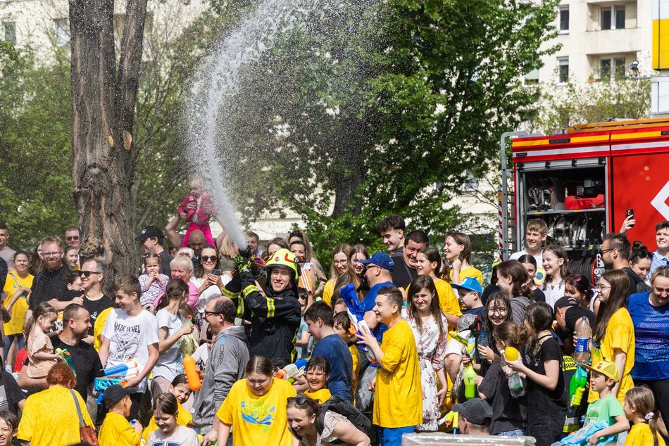 Bitwa wodna na Manhattanie w Łodzi. Śmigus-dyngus pełną parą!