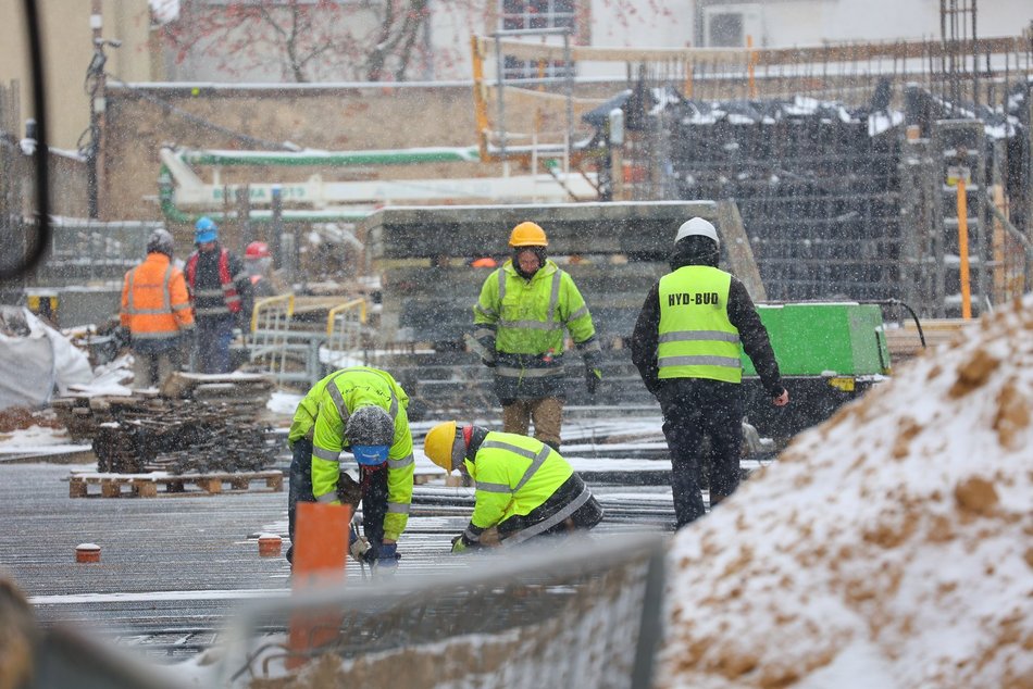 Łódź. Parkingi wielopoziomowe w Łodzi. Mimo śniegu i mrozu prace postępują!