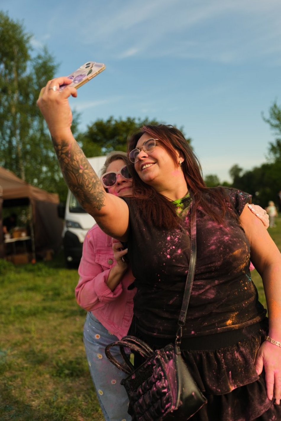 Łódź. Festiwal kolorów na Stawach Jana w Łodzi. Tłumy wzięły udział w bitwie na kolorowy proszek!