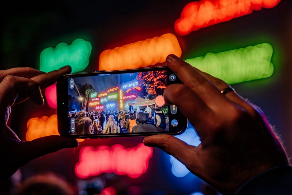 Łódź. Neony kultowych kin w Łodzi odpalone! Łódzka Galeria Neonów wygląda olśniewająco!