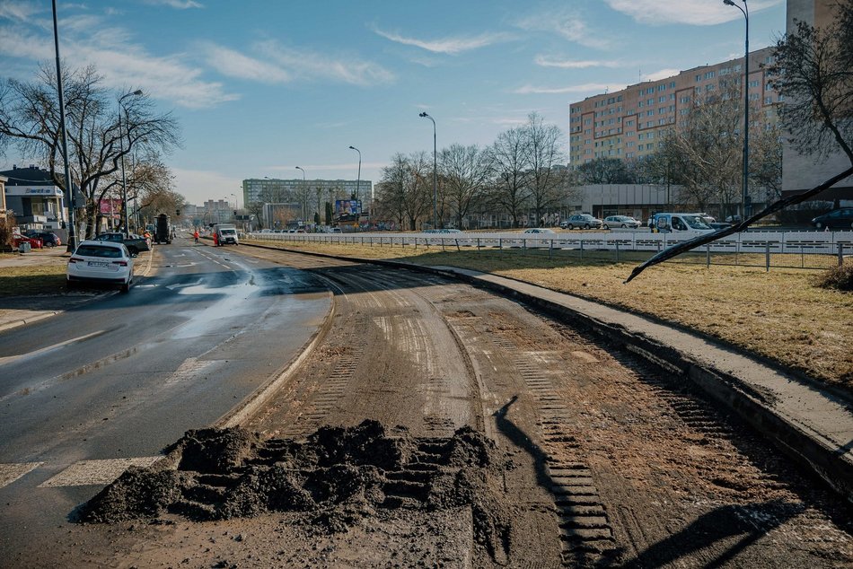 Remont Broniewskiego w Łodzi ruszył pełną parą. Drogowcy pracują nad nowym torowiskiem