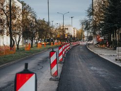 Remont Uniwersyteckiej w Łodzi nie zwalnia tempa. Budują chodniki i parkingi